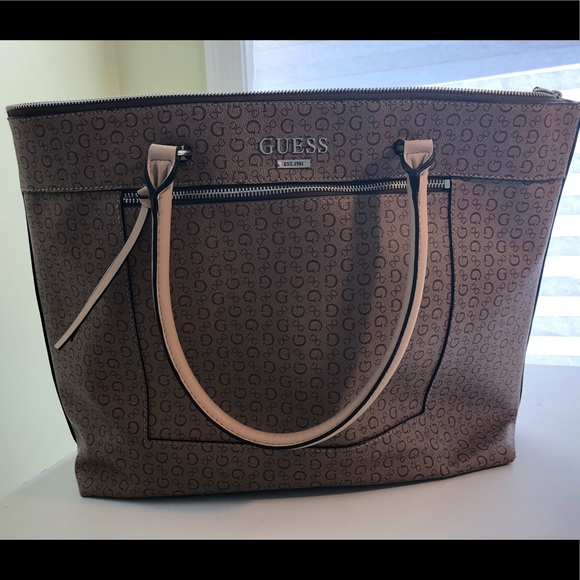 Guess Handbags - Guess tote bag 💼 EUC